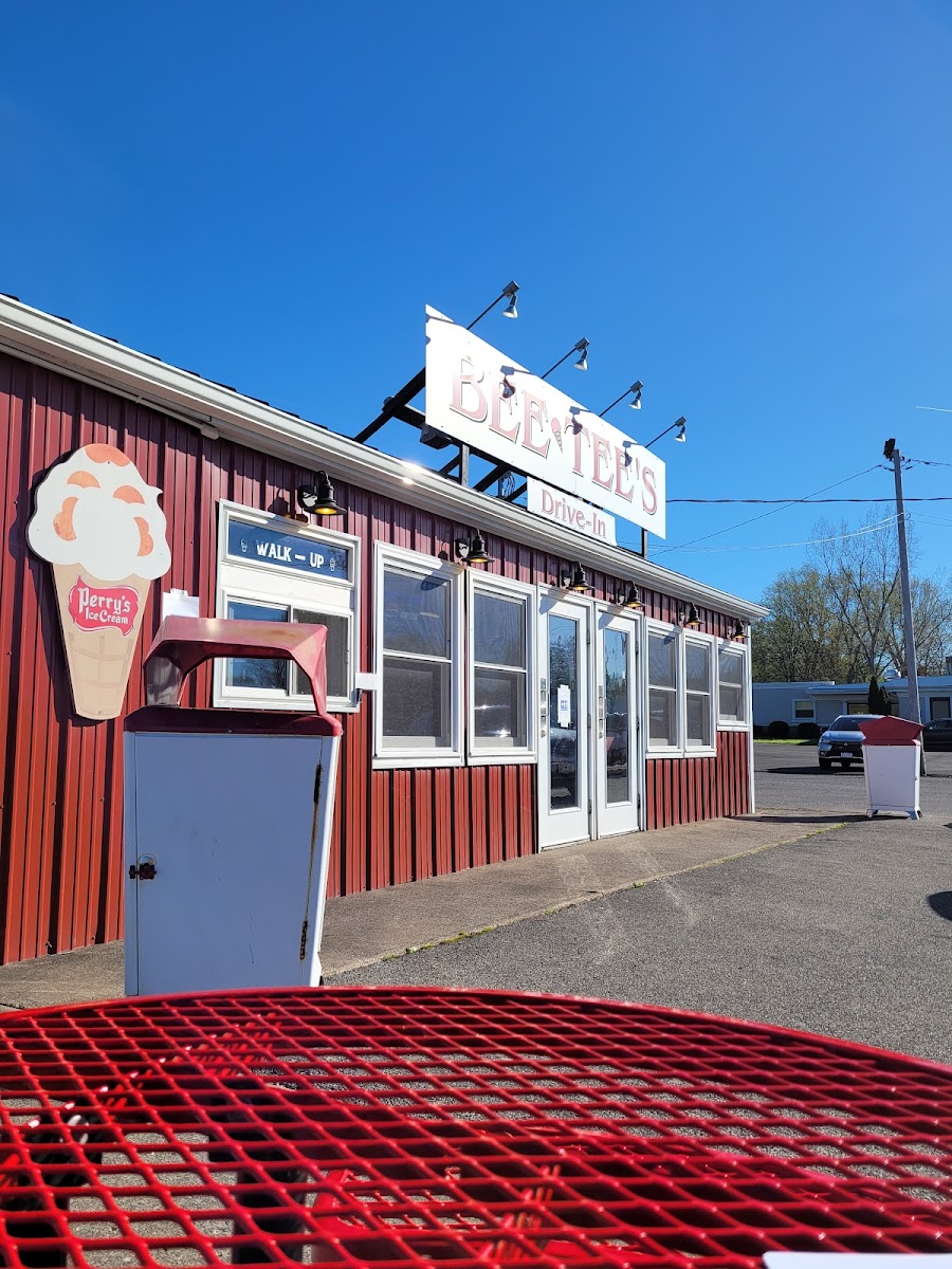 Banner Bee Tee's Drive-In 03